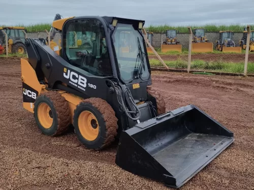 Mini Carregadeira/Bobcat,  Marca: JCB Modelo: 190 Ano: 2020,Cabinada de fábrica com ar condicionado.