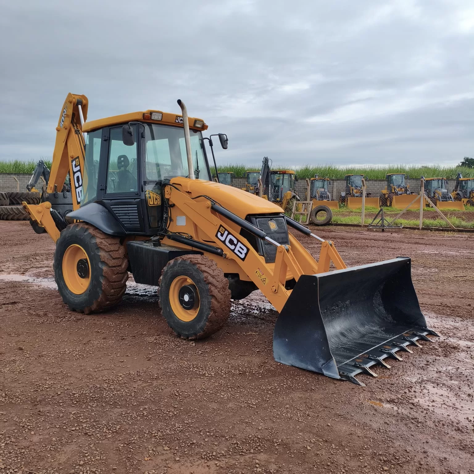 Retroescavadera JCB Modelo: 3C 4x4 Ano: 2013, Cabinada de fábrica com ar condicionado.