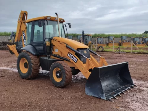Retroescavadera JCB Modelo: 3C 4x4 Ano: 2013, Cabinada de fábrica com ar condicionado.