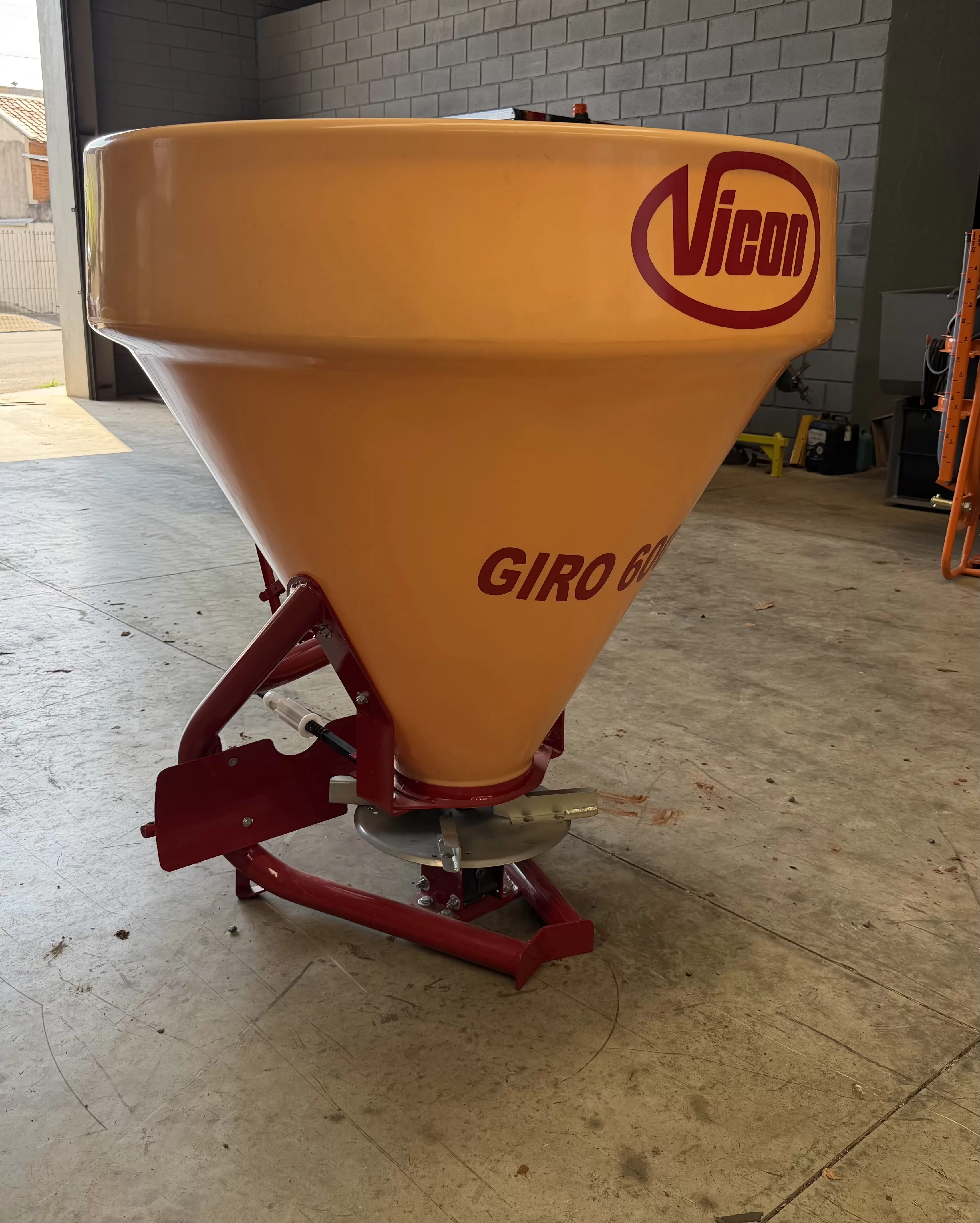 Semeadeira/Adubadeira e Calcareadeira  nova Marca: Vicon Modelo: Giro 600 Mono disco .