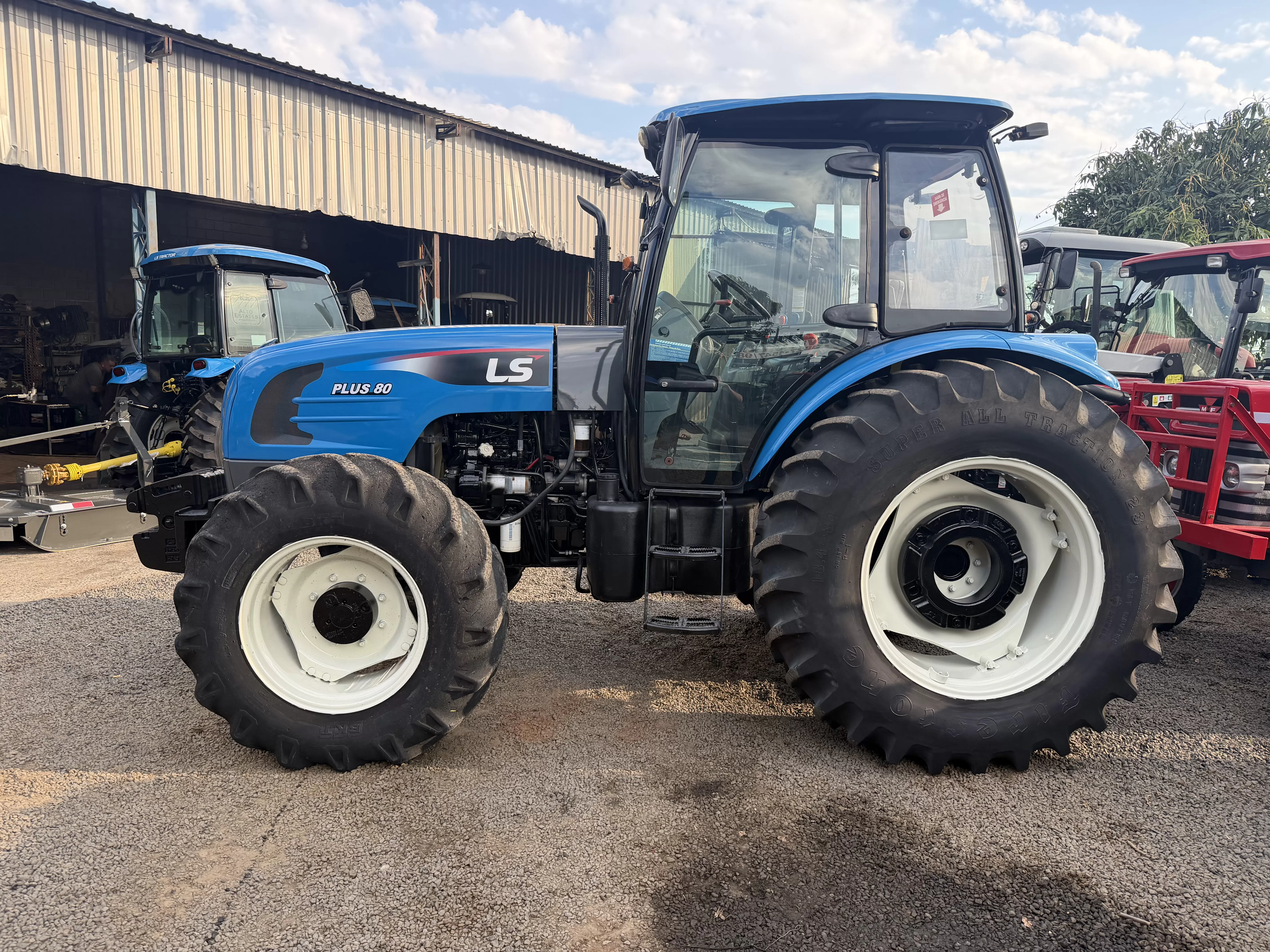 LS Tractor modelo: Plus 80 Cabinado 4x4 Ano 2022 com redutor de velocidade e Reversor de marchas.