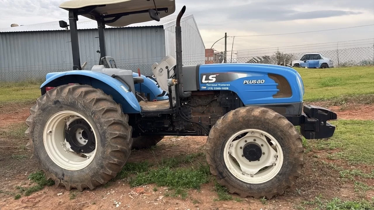 LS Tractor modelo: Plus 80 Plataformado 4x4 Ano 2022, com redutor de velocidade e Reversor de marchas.