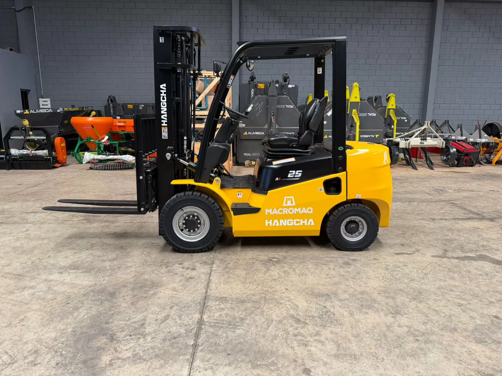 Empilhadeira (nova) Marca: Hangcha Modelo: CPCD 25 A2 a diesel Triplex capacidade para 2.500 KG e elevação de 4700 mm