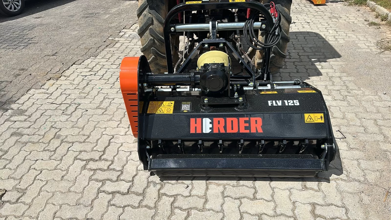 Trincha/Triturador > nova Marca: Herder Modelo: FLV 125H de 1.25m de largura de trabalho, TRINCHA Hidráulica com deslocamento lateral por pistão hidráulico