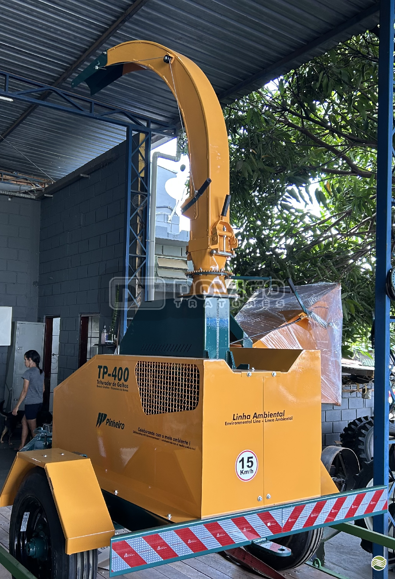 Triturador de Galhos para trator equipamento (novo) Marca: Pinheiro Modelo: TP 400 com carretinha para transporte acopláveis no trator