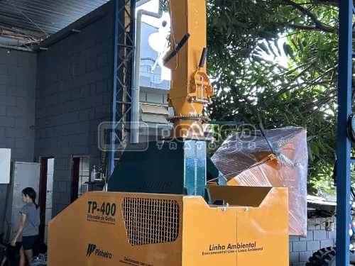 Triturador de Galhos para trator equipamento (novo) Marca: Pinheiro Modelo: TP 400 com carretinha para transporte acopláveis no trator